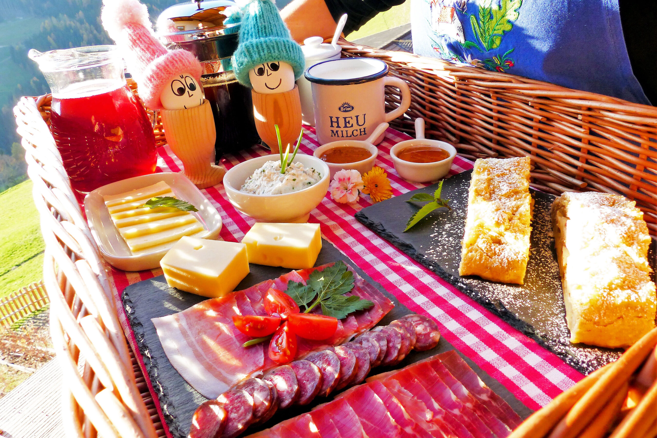Der Frühstückskorb mit vielen hofeigenen Produkten